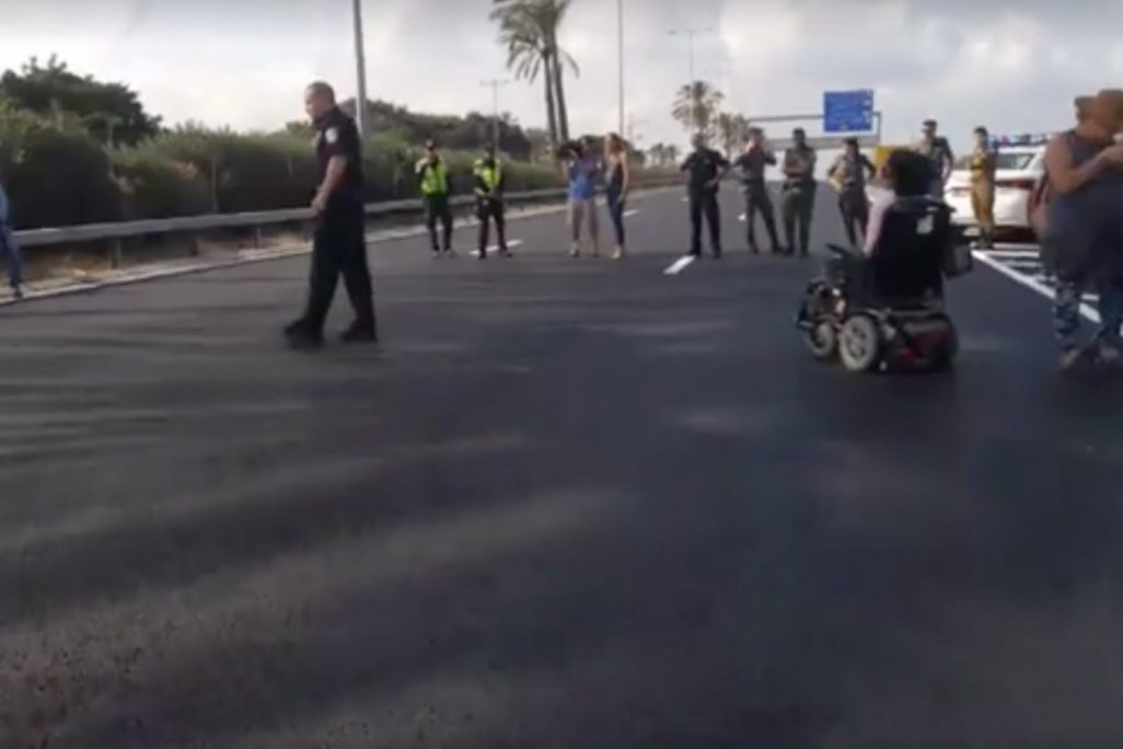 חסימת מאבק הנכים בכביש 2 (צילום מסך: מתוך סרטון מאת צעירה נחמיאס).
