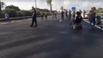 חסימת מאבק הנכים בכביש 2 (צילום מסך: מתוך סרטון מאת צעירה נחמיאס).