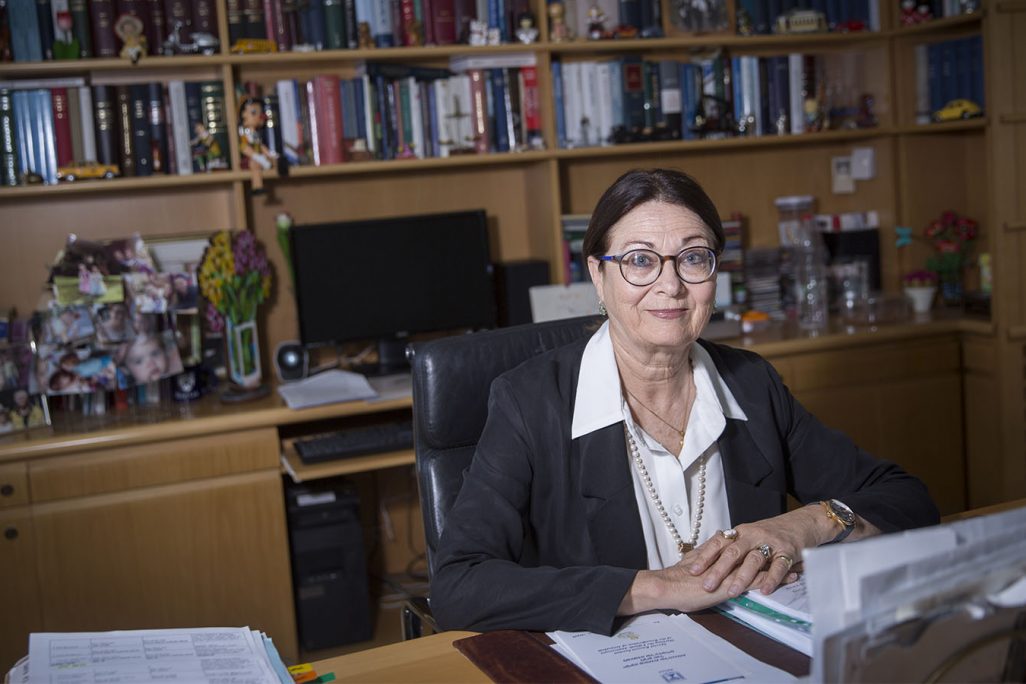 נשיאת בית המשפט העליון החדשה, אסתר חיות במשרדה (צילום: מרים אלטשר/ פלאש 90)