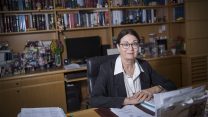 נשיאת בית המשפט העליון החדשה, אסתר חיות במשרדה (צילום: מרים אלטשר/ פלאש 90)
