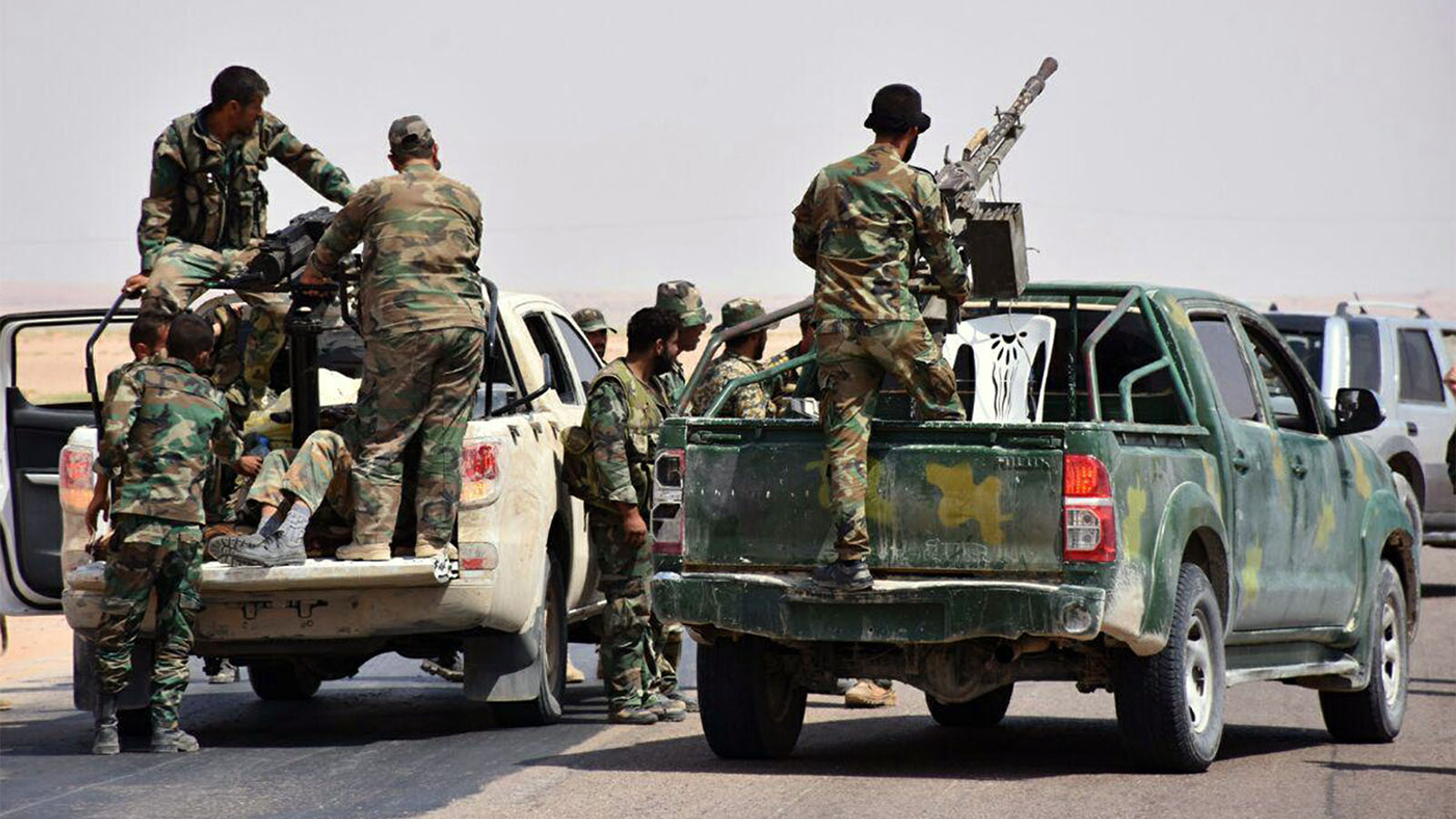 כוחות סורים נאמני אסד בפאתי העיר דיר א זור. 4 בספטמבר (צילום: SANA via AP)