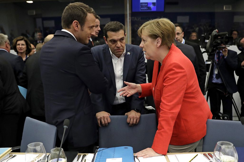 קנצלרית גרמניה אנגלה מרקל, ראש ממשלת יוון אלכסיס ציפראס ונשיא צרפת עמנואל מקרון. (צילום: AP Photo/Matt Dunham, Pool).