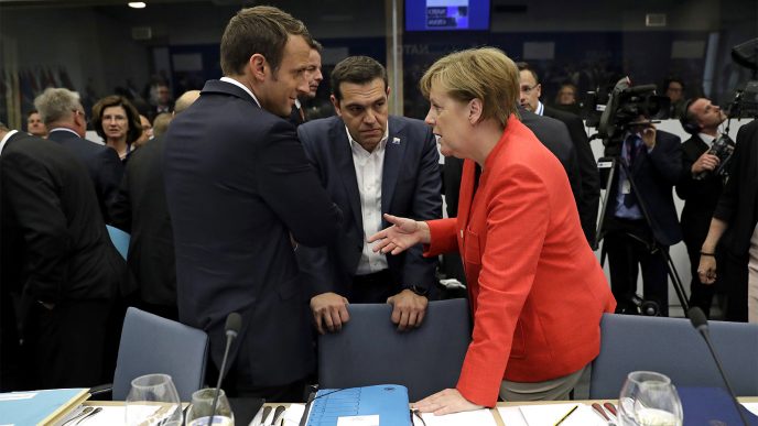 קנצלרית גרמניה אנגלה מרקל, ראש ממשלת יוון אלכסיס ציפראס ונשיא צרפת עמנואל מקרון. (צילום: AP Photo/Matt Dunham, Pool).