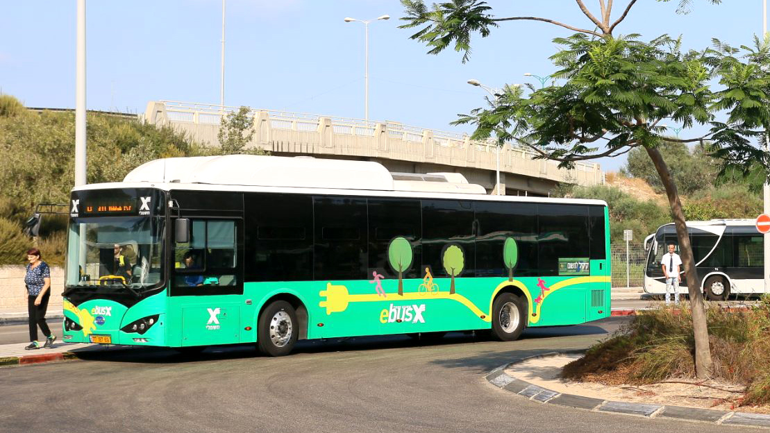 אוטובוסים חשמליים במפרץ חיפה ( צילומים: אסף יזדי ואור אזריאל, המשרד להגנת הסביבה)