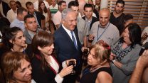 ראש הממשלה נתניהו בהרמת כוסית במשרד החוץ, ספטמבר 2017. (צילום: אלרם מנדל)