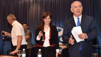 הרמת כוסית במשרד החוץ, ספטמבר 2017. ראש הממשלה נתניהו הממלא את תפקיד שר החוץ,
 וסגנית השר, ציפי חוטובלי (צילום: אלרם מנדל)