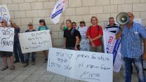 הפגנת עובדי חיפה כימיקלים מחוץ לבית המשפט בחיפה 7 בספטמבר (צילום: ארז רביב)
