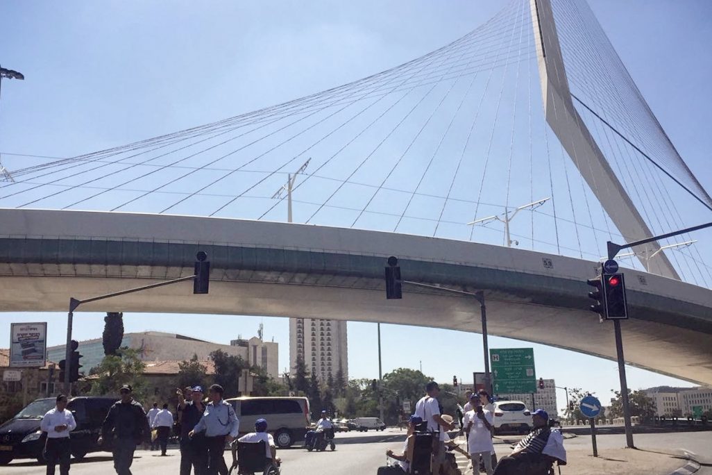 חסימת מחאת הנכים בגשר המיתרים (צילום: דוברות המשטרה).