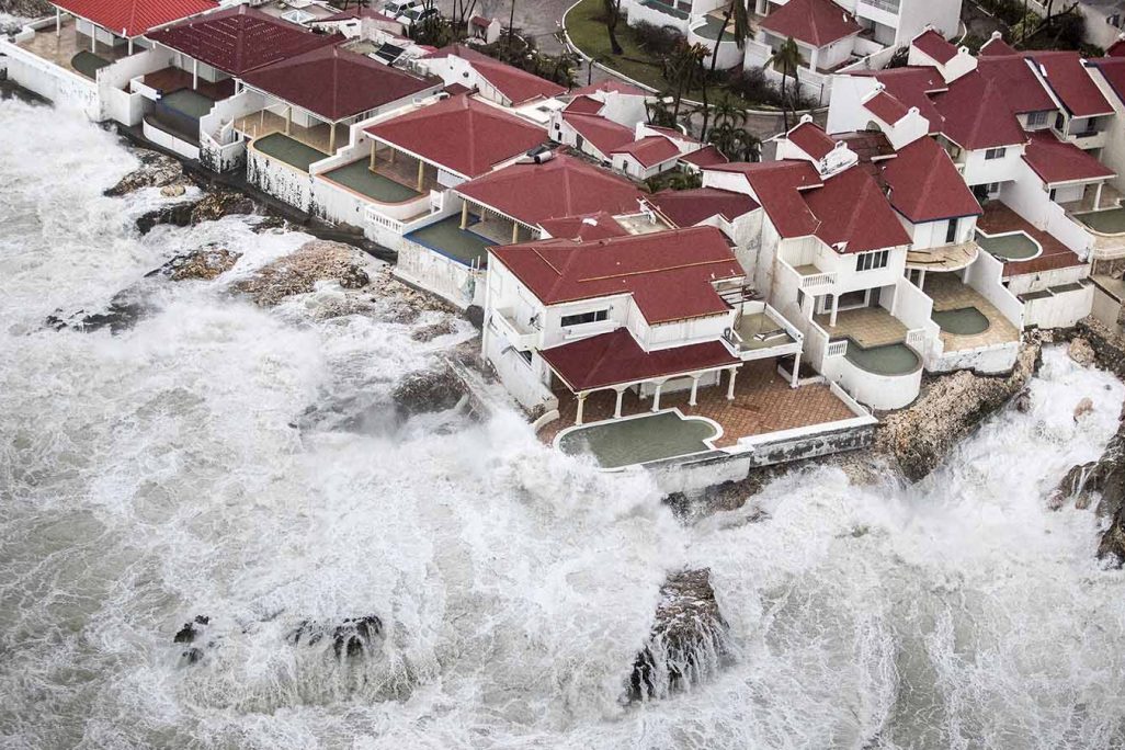הוריקן אירמה פוגע בבתים על קו החוף באי סנט מארין,(צילום: Gerben Van Es/Dutch Defense Ministry via AP)