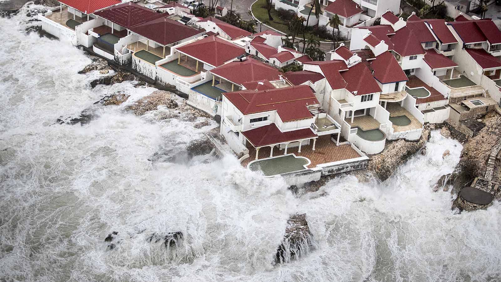 הוריקן אירמה פוגע בבתים על קו החוף באי סנט מארין (צילום: Gerben Van Es/Dutch Defense Ministry via AP)