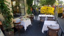 שולחנות נטושים מחוץ לקפה נואר במהלך ההפגנה, ספטמבר 2017 (צילום: הסתדרות הנוער העובד והלומד)