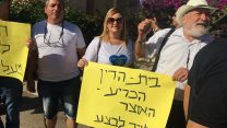 הפגנות ארגון נשות השוטרים מול בתיהם של כחלון, שי באב"ד ומסינג (צילום: רוית דיין מלצר)