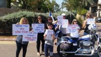 הפגנות פורום משפחות השוטרים והגמלאים מול בתיהם של כחלון, שי באב"ד ומסינג (צילום: דוברות פורום משפחות השוטרים)