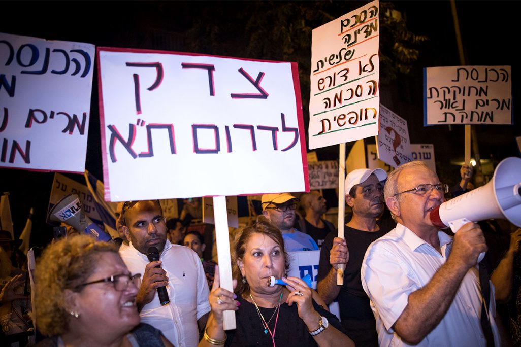 הפגנת תושבי דרום תל אביב מול ביתה של השופטת מרים נאור (צילום: יונתן סינדל / פלאש 90).
