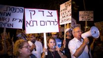 הפגנת תושבי דרום תל אביב מול ביתה של השופטת מרים נאור (צילום: יונתן סינדל / פלאש 90).