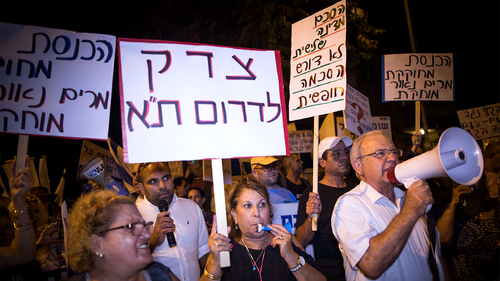 הפגנת תושבי דרום תל אביב מול ביתה של השופטת מרים נאור. ארכיון (צילום: יונתן סינדל / פלאש 90).