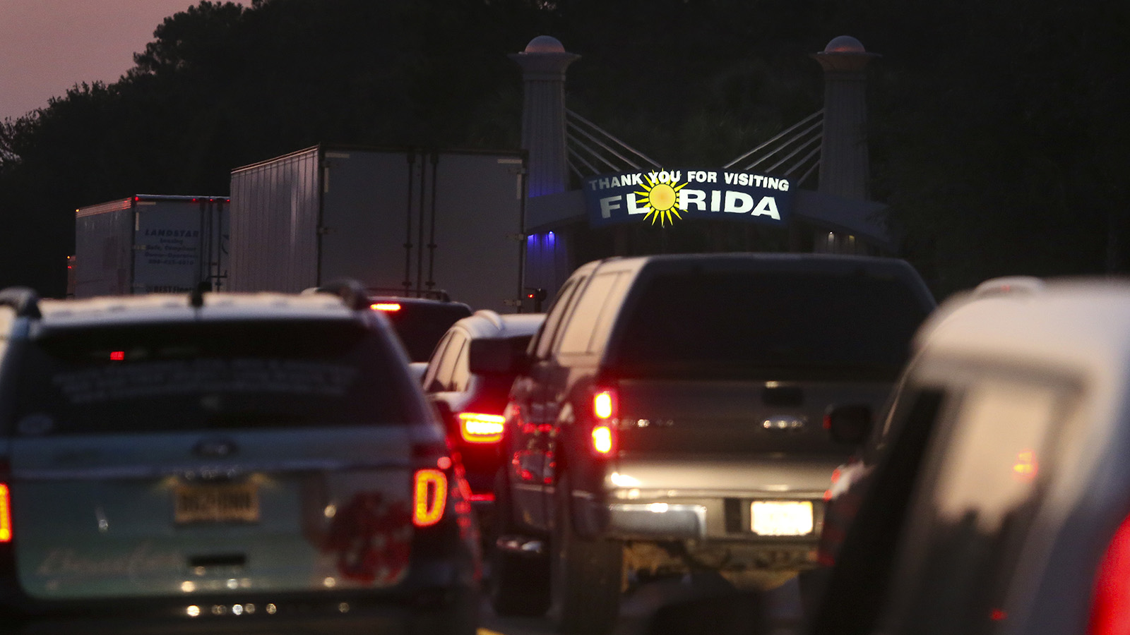 פקקי תנועה בכבישים היוצאים מפלורידה לקראת התקרבותה של ההוריקן ׳אירמה׳ (צילום: AP Photo/John Bazemore).