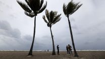 חוף הים "Hollywood Beach" בפלורידה ברגעים לפני הסערה (צילום: AP Photo/Wilfredo Lee).