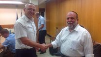משמאל חנן גודר יו"ר ועד עובדי משרד החוץ. מימין יצחק כהן סגן שר האוצר (צילום: יאיר פרומר).
