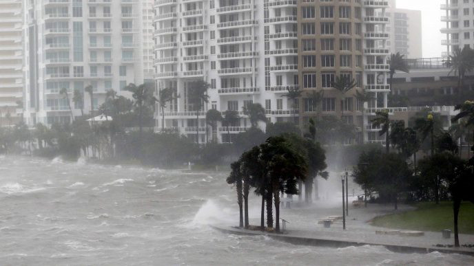הוריקן אירמה מגיע למיאמי (צילום: AP Photo/Wilfredo Lee)