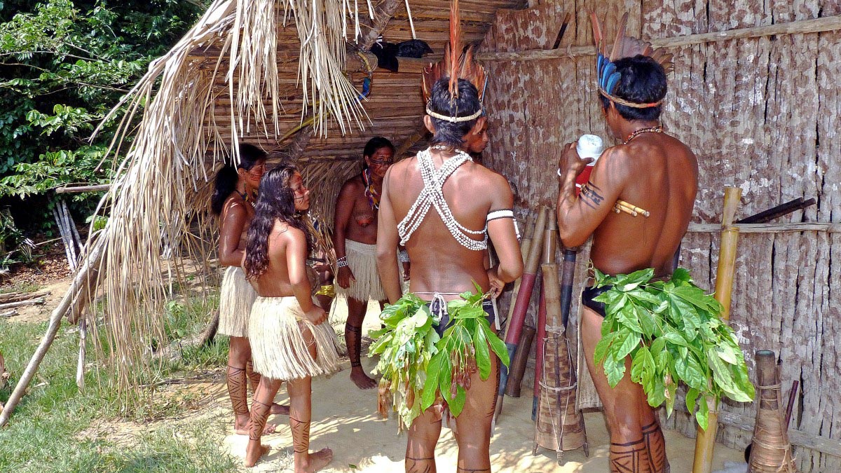 אנשי שבט אמזונס בברזיל (ללא קרדיט)
