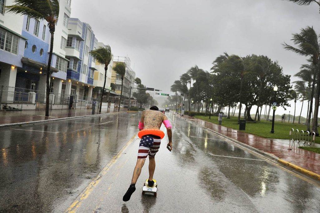 אדם רוכב על סקטבורד בסאות' ביץ פלורידה תוך כדי הוריקן אירמה (צילום: AP Photo/David Goldman)