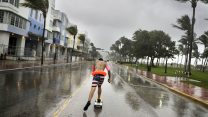 אדם רוכב על סקטבורד בסאות' ביץ פלורידה תוך כדי הוריקן אירמה (צילום: AP Photo/David Goldman)