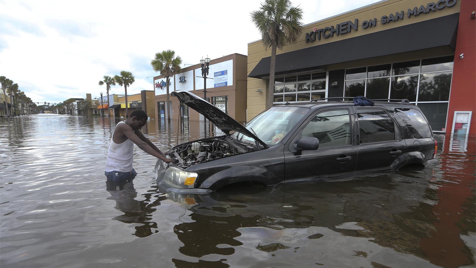 תושבי פלורידה שבים אל בתיהם ורכושם שניזוקו בהוריקן אירמה (AP Photo)