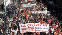 חברי איגוד CGT מפגינים ברחובות מרסיי (AP Photo/Claude Paris)