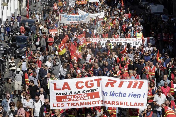 חברי איגוד CGT מפגינים ברחובות מרסיי (AP Photo/Claude Paris)