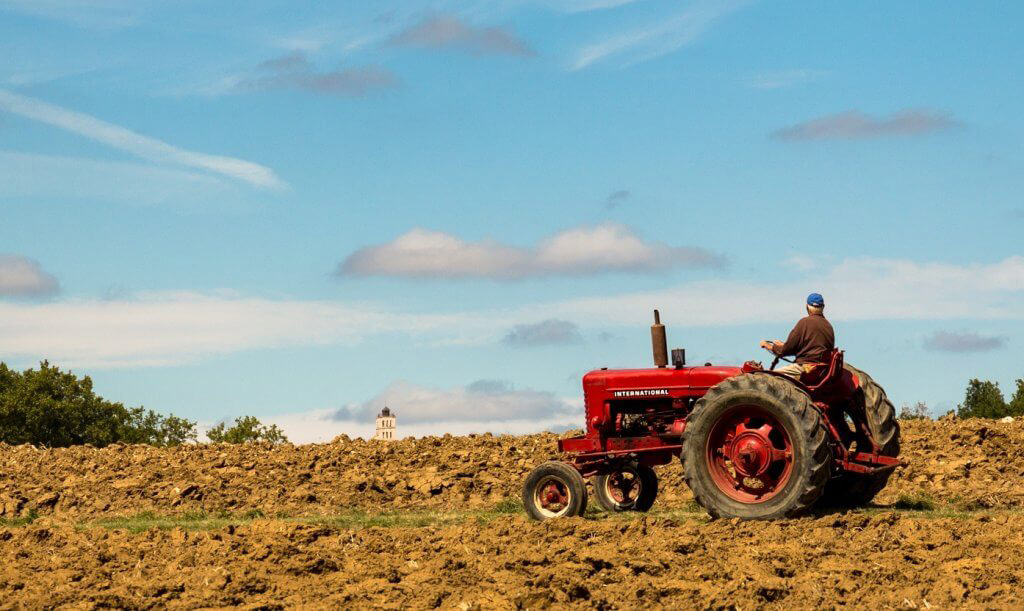 חקלאי. חיייבים לגוון את מקורות הגידולים החקלאיים שלנו. (צילום: Nicolas Barbier Garreau on Unsplash)