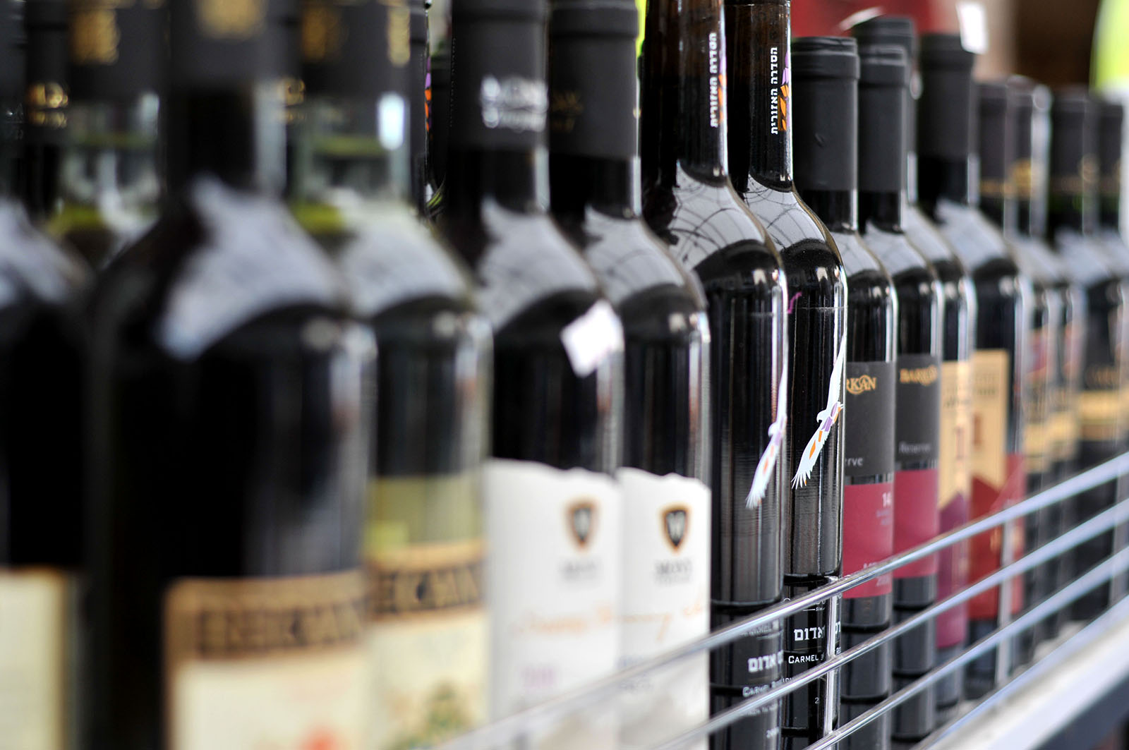 מדף בקבוקי יין בשוק מחנה יהודה ארכיון (צילום: סופי גורדון/ פלאש 90)