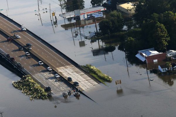 תובשים בטקסס, משלחים סירות מעל כביש מוצף בטקסס, 31 באוגוסט 2017. צילום: AP