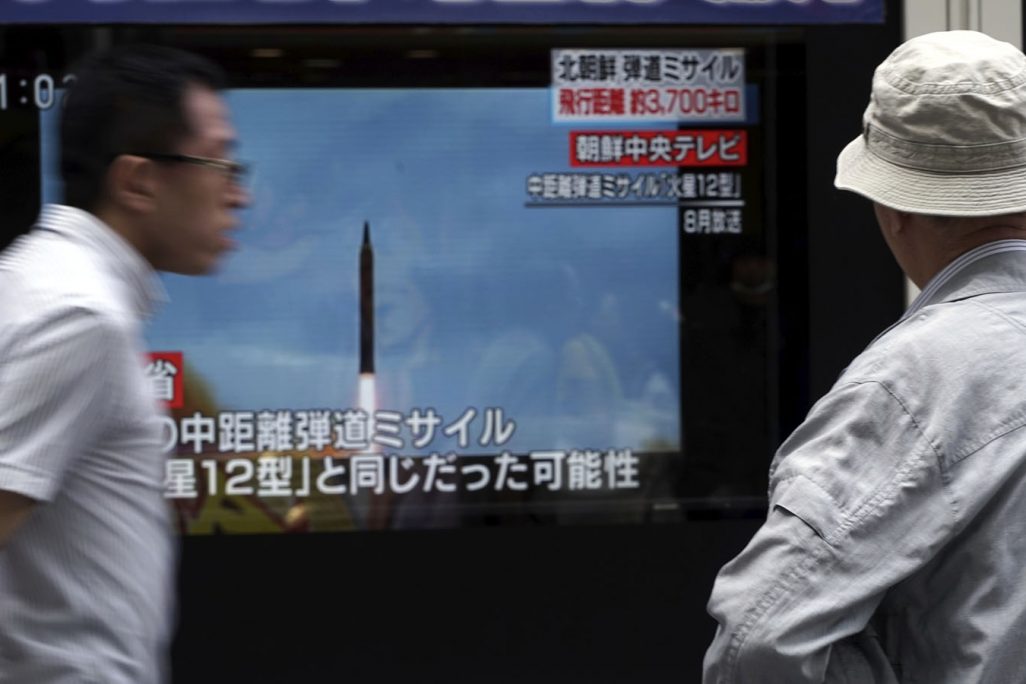 תושב יפן צופה בשיגור הטיל הצפון קוריאני  (AP Photo/Eugene Hoshiko)
