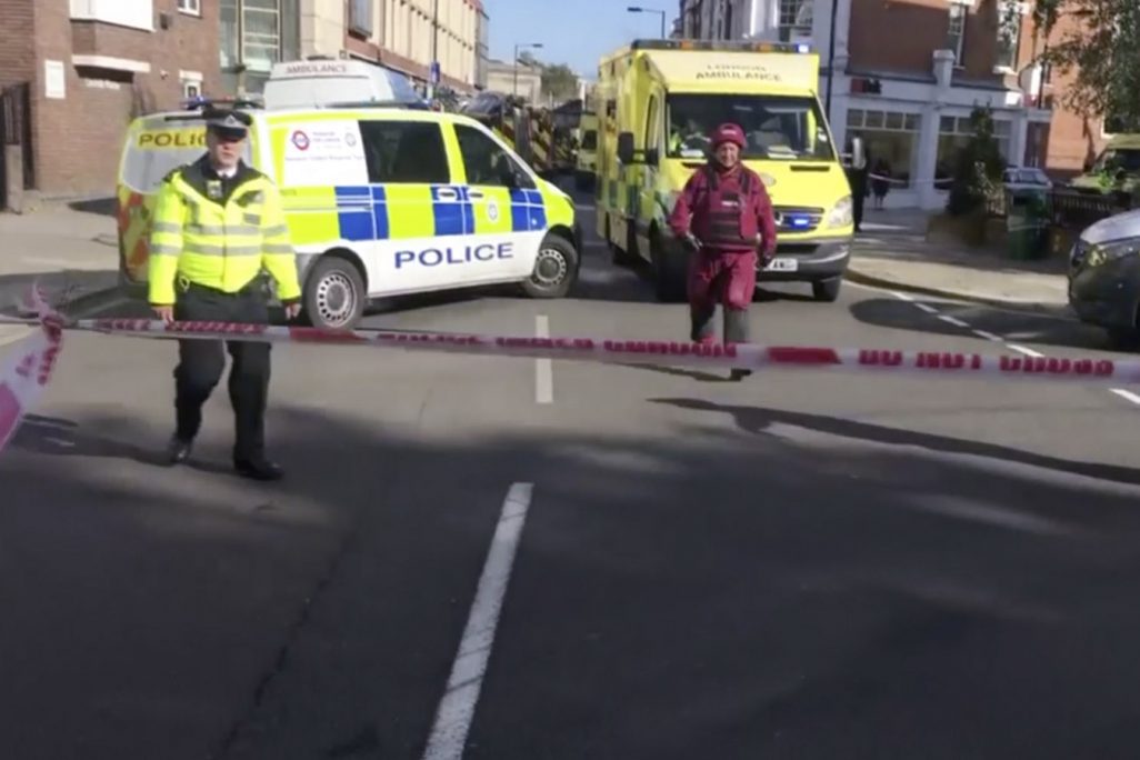 שוטר סוגר את הכניסה לתחנת הרכבת התחתית סמוך לזירת הפיצוץ בלונדון (צילום: AP Photo)
