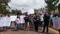 הפגנות נשות וגמלאי המשטרה מול ביתו של היועץ המשפטי לאוצר אסי מסינג בהוד השרון (צילום: פורום משפחות השוטרים)