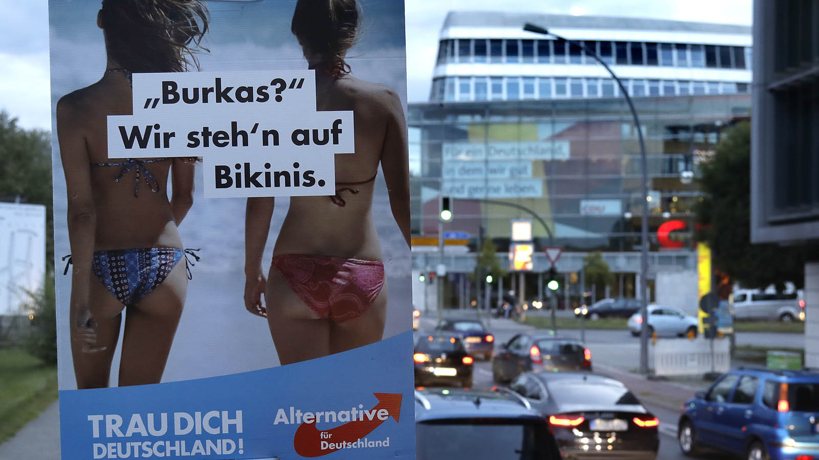 כרזה בחירות של מפלגת AFD אלטרנטיבה לגרמניה &quot;בורקה?- אנחנו מתגרים מביקיניי.&quot; בברלין 7 בספטמבר (צילום: AP Photo/Michael Sohn)