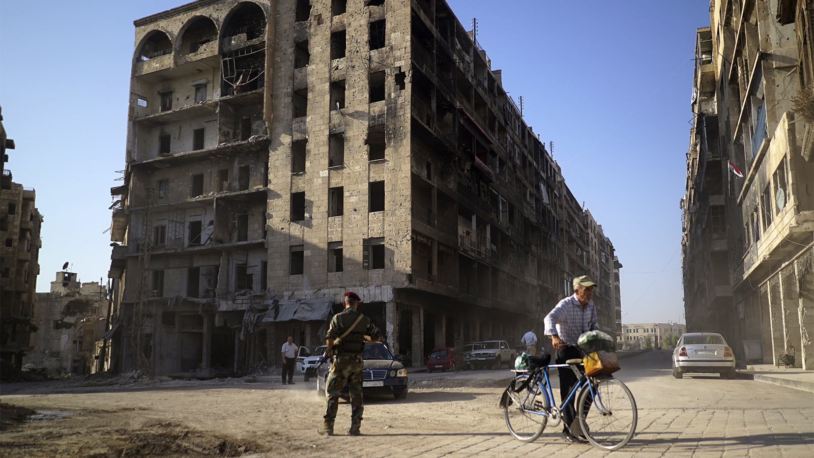 مبنى مدمر فوق الشارع في مدينة حلب، سوريا. (تصوير: AP Photo / Nataliya Vasilyeva).