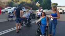 חנה עקיבא, נכה שהותקפה בעת חסימת כביש במאבק הנכים (צילום: הנכים הופכים לפנתרים)