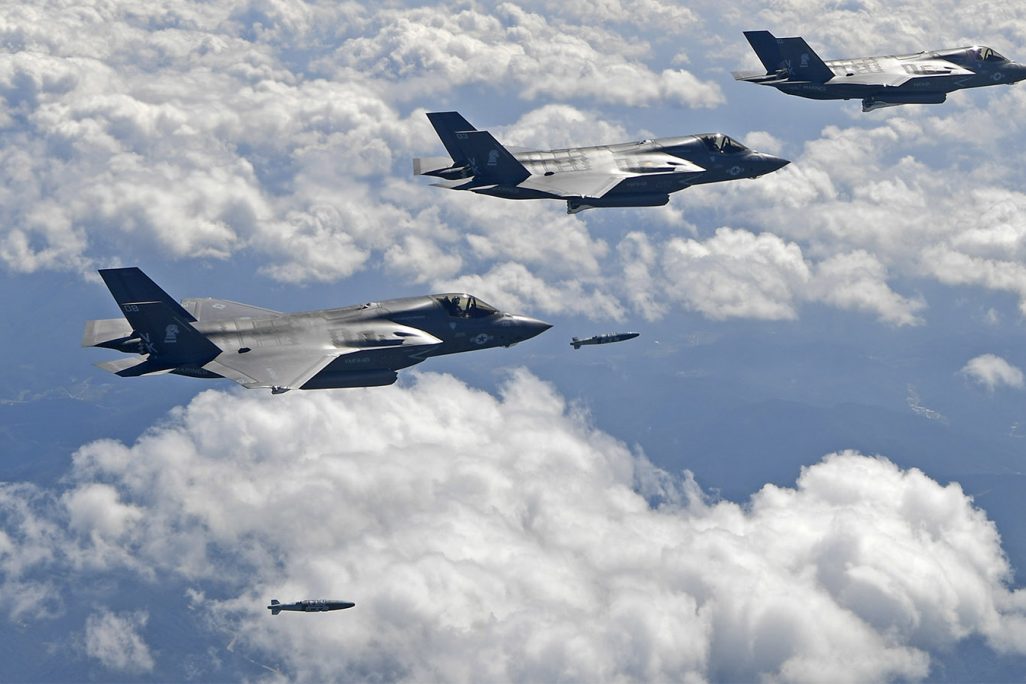 מטוסי דרום קוריאה מטילים פצצות בתמרון אווירי באימון 18 ביולי (צילום: South Korea Defense Ministry via AP)