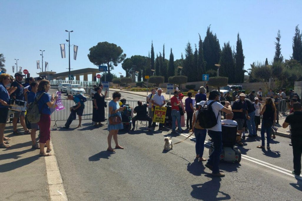 פעילי מאבק הנכים מתארגנים מחוץ למשכן הכנסת (צילום: שירי קלר)