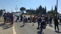 פעילי מאבק הנכים מתארגנים מחוץ למשכן הכנסת (צילום: שירי קלר)