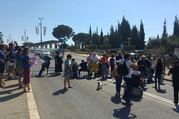 פעילי מאבק הנכים מתארגנים מחוץ למשכן הכנסת (צילום: שירי קלר)