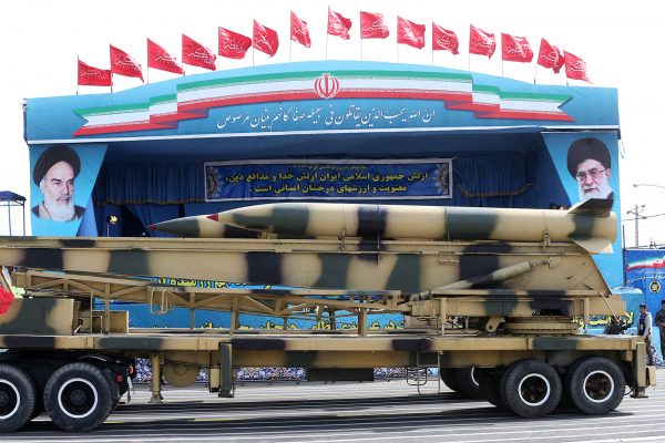 טילים מוצגים בתהלוכה צבאית באיראן. אפריל 2015 (צילום: AP Photo/Ebrahim Noroozi)