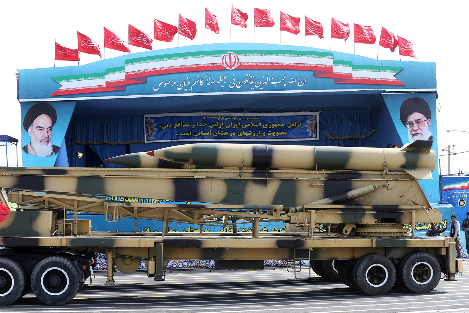 טילים מוצגים בתהלוכה צבאית באיראן. אפריל 2015 (צילום: AP Photo/Ebrahim Noroozi)