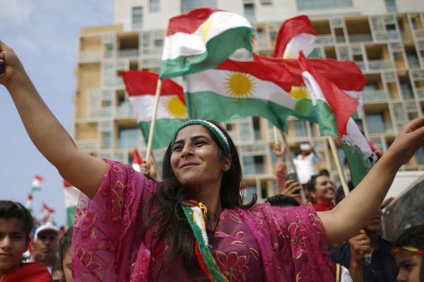אישה כורדית בלבוש מסורתי בהפגנת תמיכה לקראת משאל העם ב-25 בספטמבר (צילום: AP Photo/Hassan Ammar)