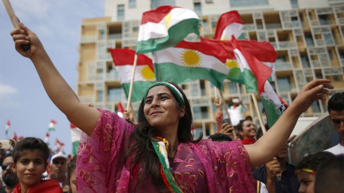 אישה כורדית בלבוש מסורתי בהפגנת תמיכה לקראת משאל העם ב-25 בספטמבר (צילום: AP Photo/Hassan Ammar)