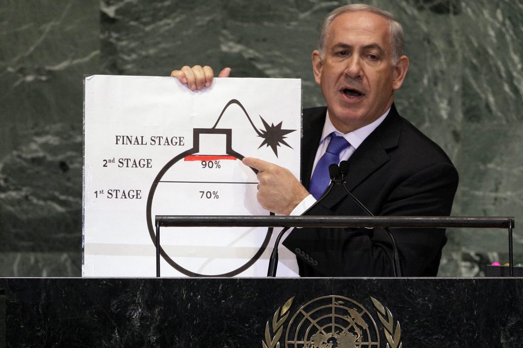 בנימין נתניהו בנאום בעצרת האו"ם 2012 בנושא תכנית הגרעין האירנית (צילום: AP Photo/Richard Drew, File) בנימין נתניהו בנאום בעצרת האו"ם 2012 בנושא תכנית הגרעין האירנית (צילום: AP Photo/Richard Drew, File)