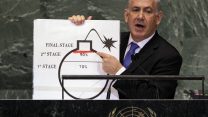 בנימין נתניהו בנאום בעצרת האו"ם 2012 בנושא תכנית הגרעין האירנית (צילום: AP Photo/Richard Drew, File)