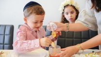 ארוחת ראש השנה. אילוסטרציה (צילום: מנדי הכטמן/ פלאש 90)